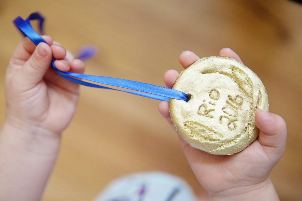 Make your own olympic medal - The everyday mom life Make your own olympic medal - The everyday mom life